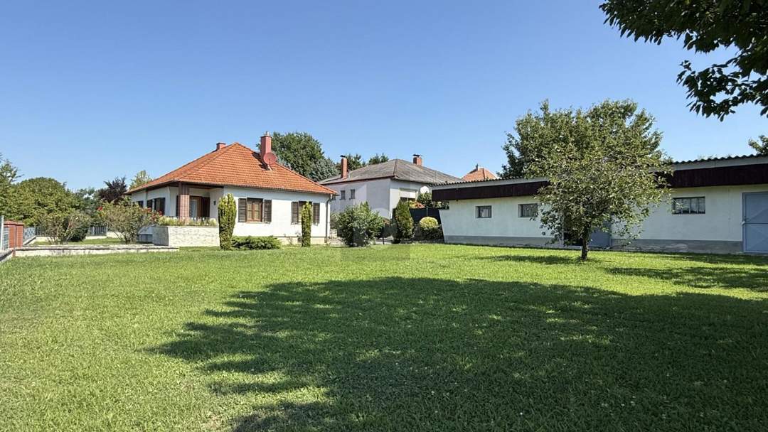 BUNGALOW MIT XXL GARTEN, KELLER & NEBENGEBÄUDE IN TOP RUHELAGE