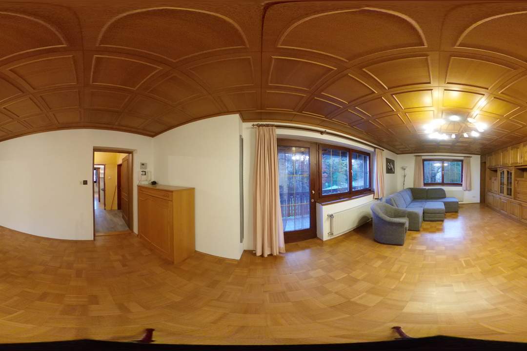 Haus mit zwei Wohneinheiten und Gartenidylle