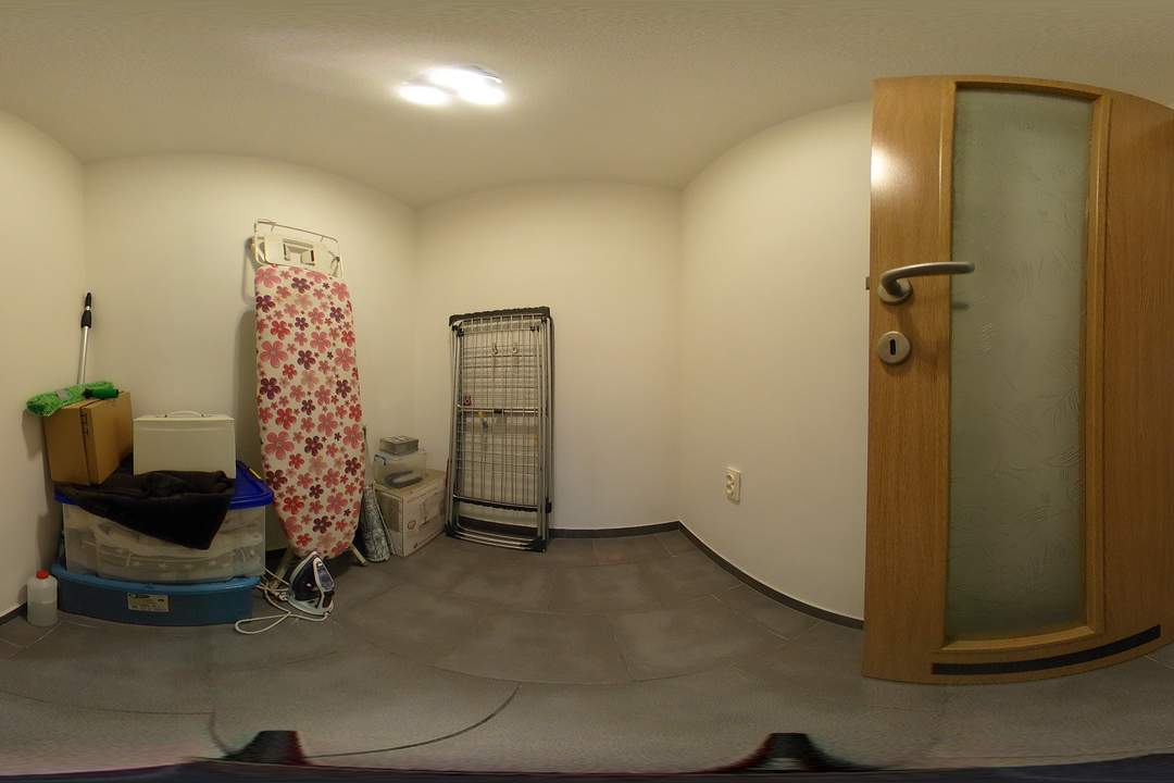 "Ein-/Zweifamilienhaus, neu renoviert, mit 2 Wohnungen (je 120m²) und Pool!"