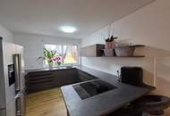 Neuwertige Eigentumswohnung mit Eigengarten sowie eine private Dachterrasse und zwei Garagenparkplätze.