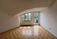 Klimatisierte, großzügige 2-Zimmer-Dachgeschosswohnung mit herrlichem Blick ins Grüne!