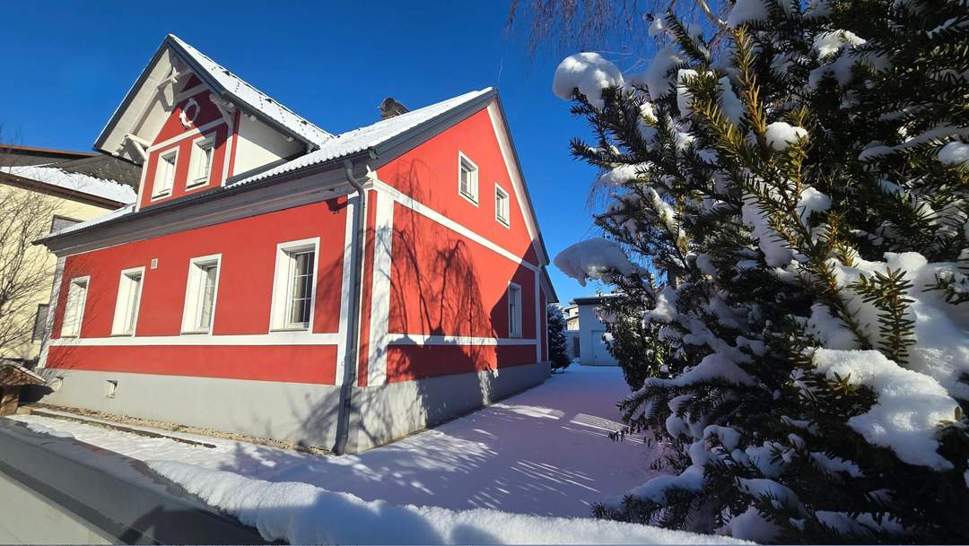 Vielseitiges Einfamilienhaus mit Pool, Garagen und großem Potenzial in Leibnitz