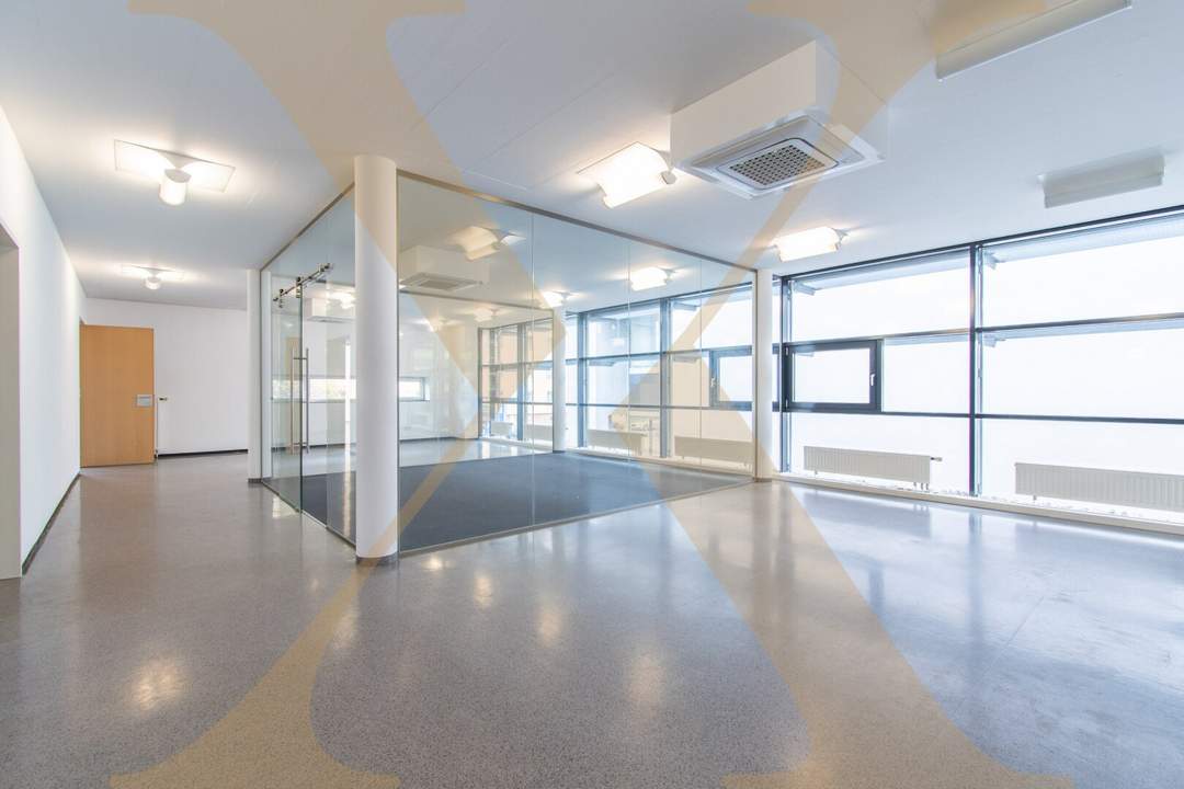 Klimatisierte Bürofläche mit idealer Sichtbarkeit in unmittelbarer Nähe zur Autobahnauffahrt A7 zu vermieten!