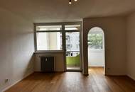 2 Zimmer Wohnung mit 2 Loggias. Neu renoviert.