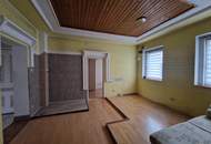 LIEBEVOLLES, SANIERUNGSBEDÜRFTIGES LANDHAUS MIT KLEINEM HOLZSCHUPPEN UND RUHIGEM INNENHOF MIT BESTER INFRASTRUKTUR UND BAHNANBINDUNG