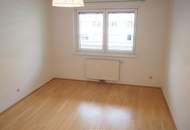 "2-Zimmer-Eigentumswohnung; extra Küche; Abstellraum; Loggia; direkt bei der U1!"