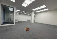 Sichtbares Büro mit großer Glasfront, Seminarraum und Klimaanlage