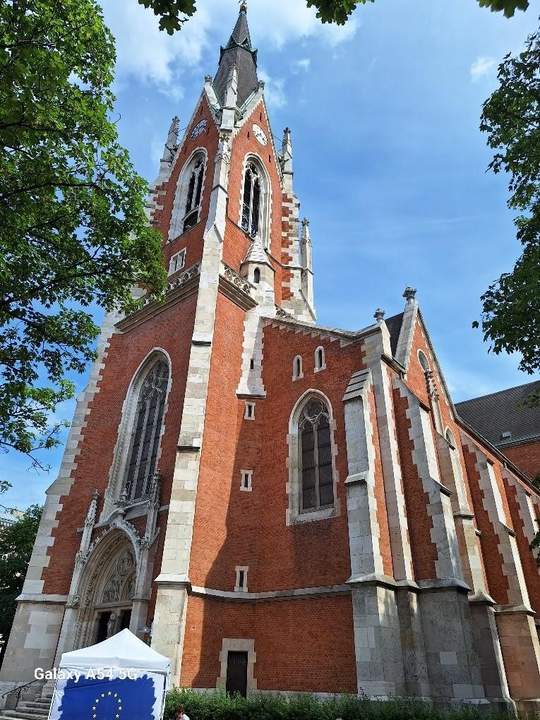 "mit Blick auf die St Elisabeth Kirche mit Terrasse"