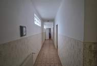 WOHN- UND GESCHÄFTSHAUS ALS GROSSZÜGIGES LANDHAUS MIT GESCHLOSSENEM INNENHOF, WERKSTATT, BÄCKEREI, KAFFEEHAUS UND NEBENGEBÄUDEN