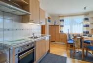 Großzügiges Wohnhaus am Dorfrand mit Nebengebäude