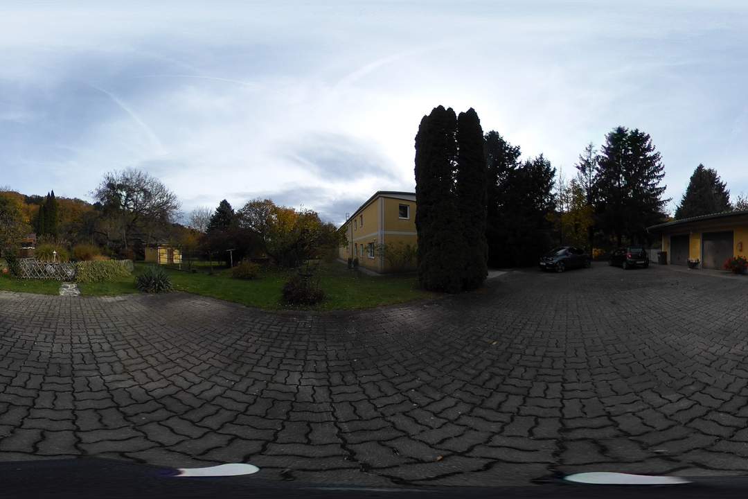 Sanierungsbedürftiges Mehrfamilienhaus mit großem Grundstück und hoher Bebauungsdichte