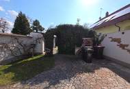 Schmuckes Häuschen mit kleinem Garten und Zufahrt