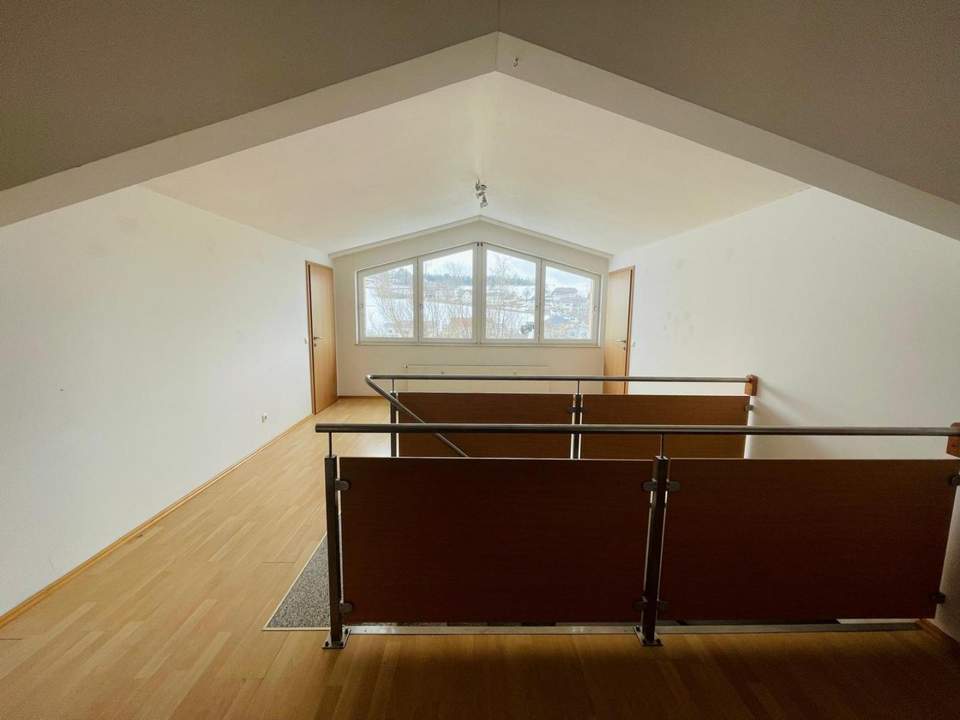 110 m² Dachgeschosswohnung mit Weitblick und Einbauküche; WG geeignet!