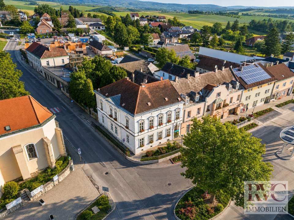 „Ihr Zuhause in Ernstbrunns Gründerzeit-Ikone – historische Eleganz trifft moderne Vision“