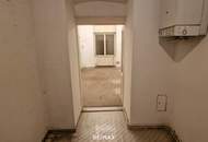 Sanierungsbedürftiger Altbau: 59 m², Potenzial für Wohnen, Büro oder Praxis, beim AKH Wien