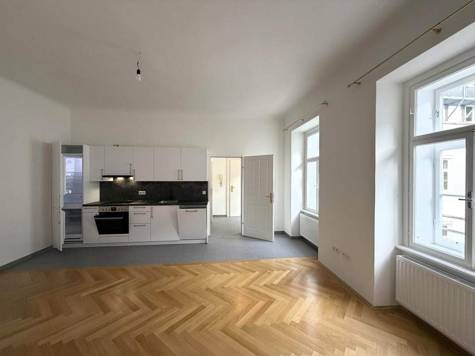 Kleine Wohnung mit Blick in den Innenhof // Tiny Apartment with view in the inner court yard //