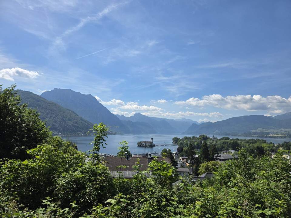 Gmunden: Absolute Rarität im Villenviertel! Unbebautes Grundstück mit etwas Seeblick in Bestlage!