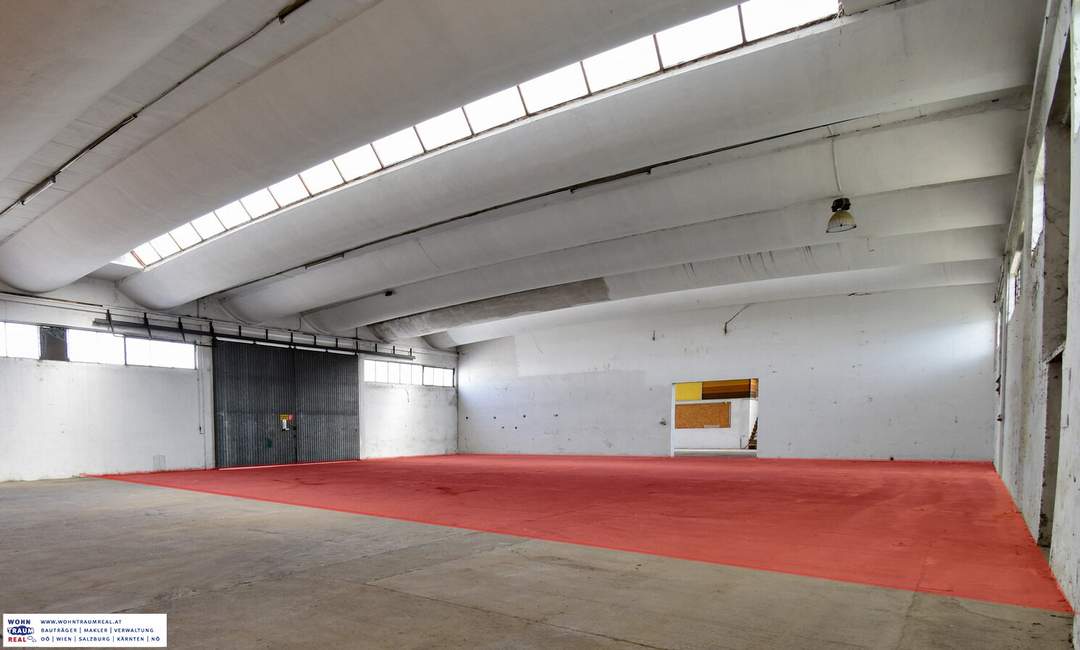 Großzügige Industriehalle in St. Valentin mit Einfahrtstor und überdachter Zufahrt