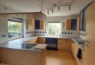 EIN- ZWEIFAMILIENHAUS MIT ZWEI EINGÄNGEN UND 3 GARAGEN