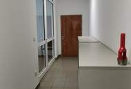 Büro mit großem Lager direkt bei der A22