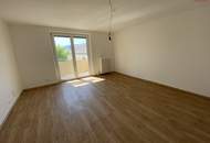 Geld sparen und den Sommer auf Balkonien genießen! Umfassende Sanierungsarbeiten versprechen einen traumhaften Rückzugsort zum Wohlfühlen: geräumiges Wohnzimmer mit Zugang zum sonnigen Balkon, modernes Badezimmer und praktischer Abstellraum!