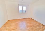 ERSTBEZUG: 4-Zimmer-DG-Wohnung mit West-Balkon und Carport