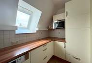 HERZIGE DACHGESCHOSS-WOHNUNG IN RUHIGER LAGE NÄHE WAIDHAUSENPARK