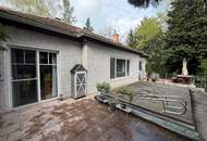 TEILUNTERKELLERTER BUNGALOW MIT POOL UND SCHÖNEM GRÜNBLICK