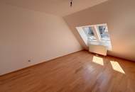 Helle Dachgeschosswohnung mit 3 Schlafzimmern, Kamin &amp; Dachterrasse