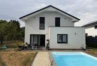Einfamilienhaus mit großzügigem Wohnkonzept, Pool und attraktivem Außenbereich