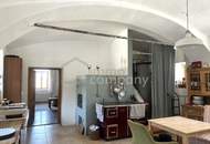 Historischer Dreiseithof mit schönen Gewölbedecken sucht neue Eigentümer