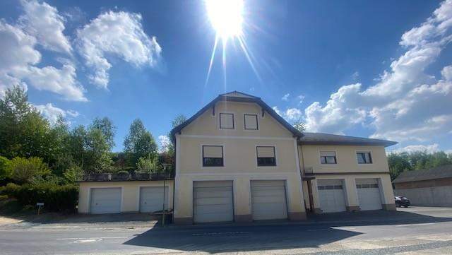 Gepflegtes Einfamilienhaus mit großer Terrasse und vielen Garagen!