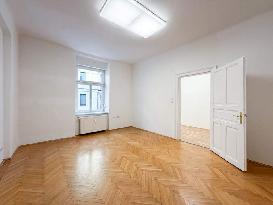 Großzügige Altbauwohnung mit 3 Zimmern, Extraküche und 2 Balkonen nahe der Mur