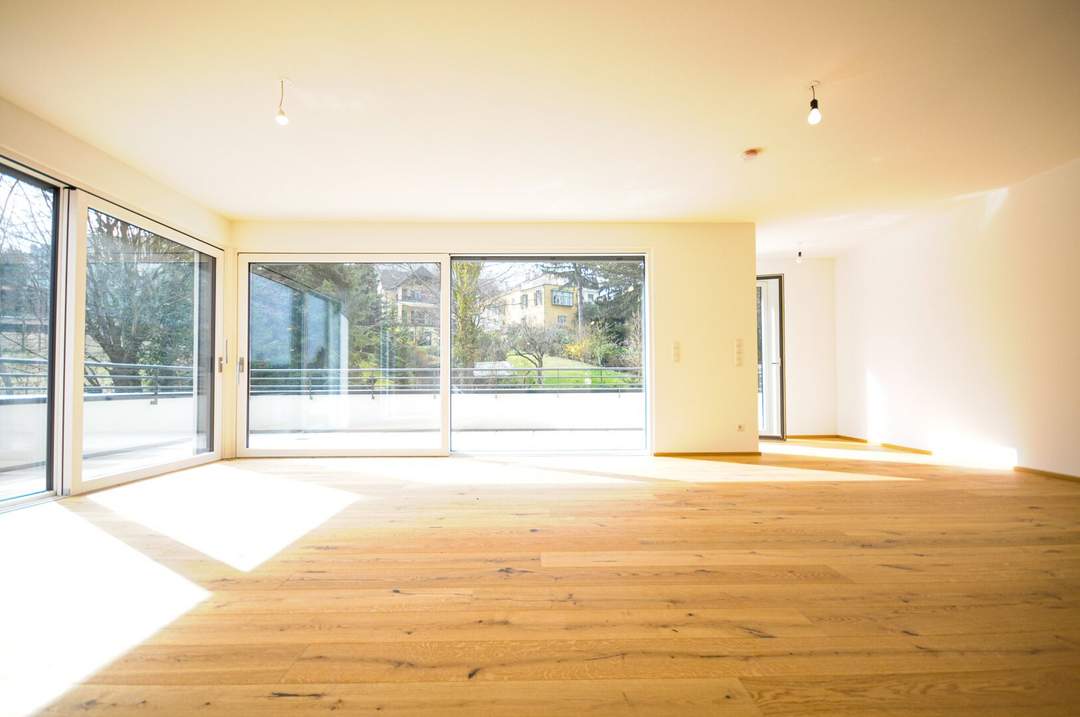 EXQUISITE DACHTERRASSEN-WOHNUNG MIT BLICK ÜBER DIE STADT SOWIE AUF DIE WEINBERGE