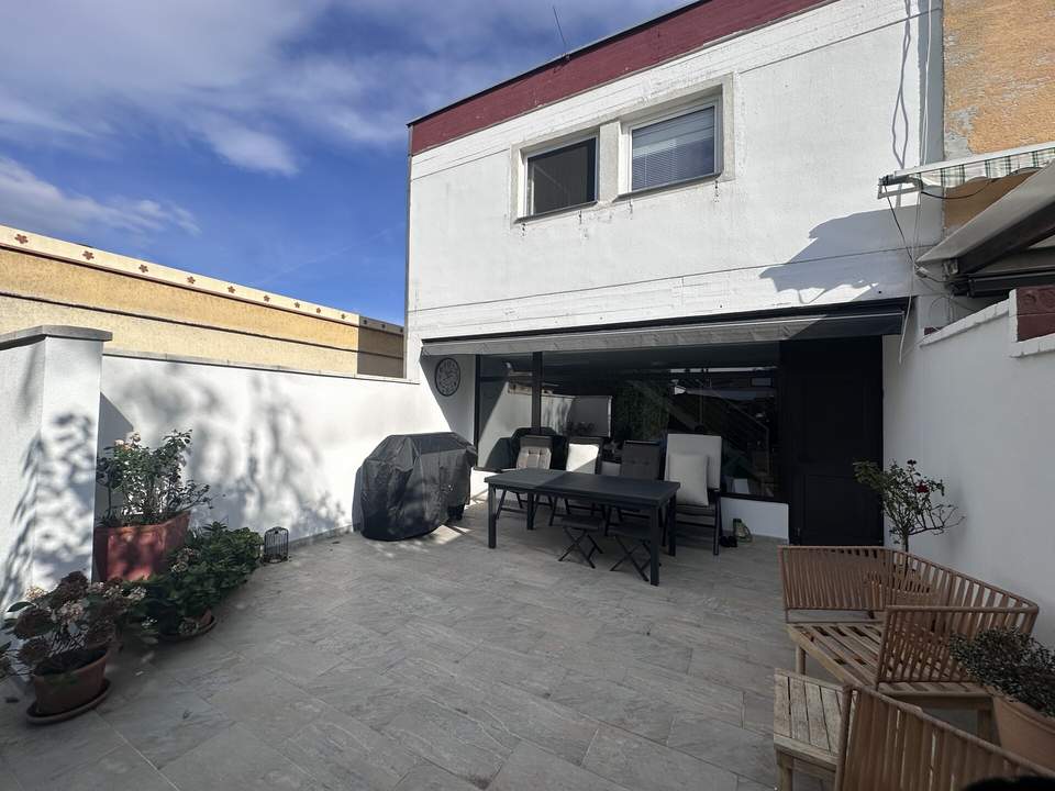 Eckreihenhaus mit großer Terrasse und Stellplatz!