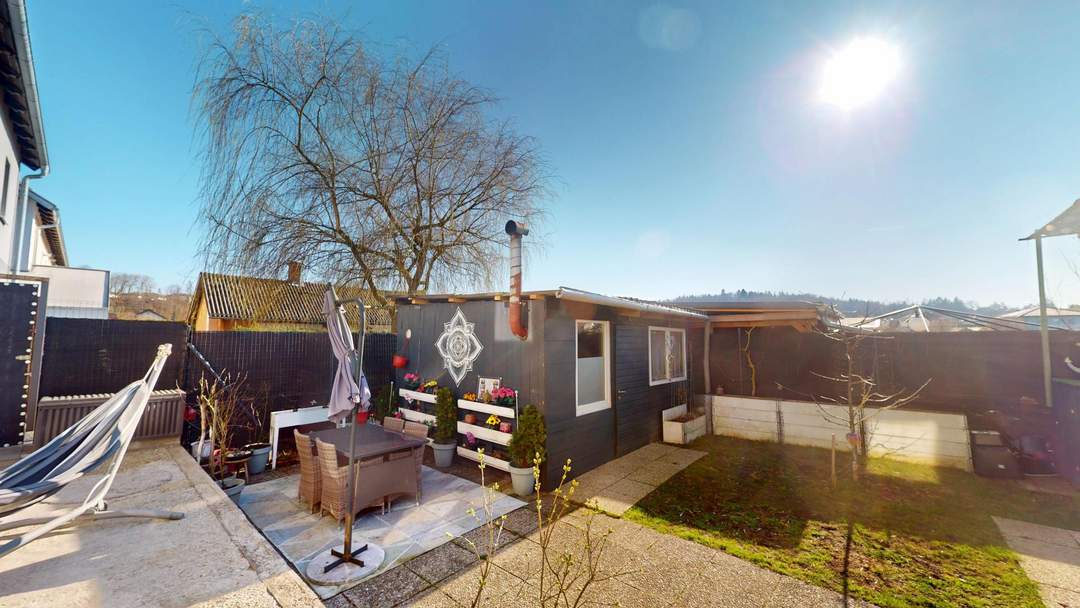 Exklusive Gartenwohnung mit Pool, Kamin und Carport – Wohnen in ruhiger Lage!