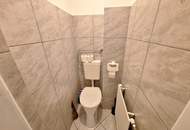 Helle Souterrainfläche mit vorgelagertem Garten