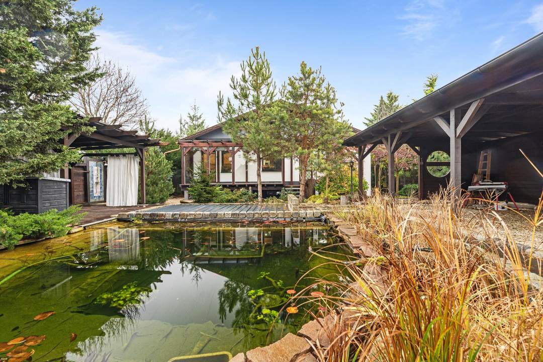 EFH mit Pool und Teich in einem grünem Paradies in Gänserndorf.