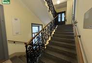 LEERSTEHENDE RENOVIERUNGSBEDÜRFTIGE WOHNUNG IN GEPFLEGTEM ALTBAU - LIFTBENÜTZUNG INKLUSIVE! SCHLAFZIMMER HOFSEITIG!