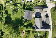 Stark Renovierungsbedürftiges Haus mit Schuppen und Garagen in Spielberg / Melk
