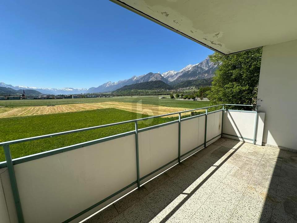 RENOVIERUNGSBEDÜRFTIGE WOHNUNG MIT OST- UND WESTBALKON UND IDEALER RAUMAUFTEILUNG