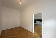Kleine Wohnung mit Blick in den Innenhof // Tiny Apartment with view in the inner court yard //