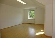 Schöne große Dachgeschoßwohnung mit Loggia!