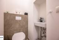 ** Sofort Einziehen oder sofort vermieten: moderne 2 Zimmer Altbauwohnung mit 25 m² Terrasse &amp; Innenhof ** Nähe Augarten **