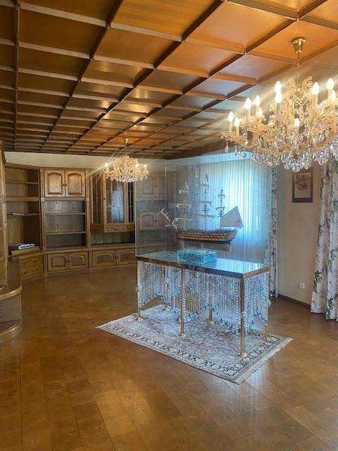 Schöner Wohnen mit vielen Garagen (Oldtimer?)