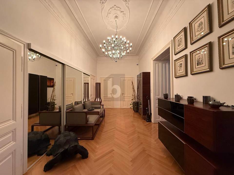 PRESTIGETRÄCHTIGER STILALTBAU AM GRABEN UND NEBEN DER PETERSKIRCHE