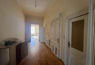 UNBEFRISTET - <> Repräsentative 7-Zimmer Altbauwohnung mit Blick auf das Rathaus – ca. 300 m² in bester Innenstadtlage - auch ideal als Büronutzung