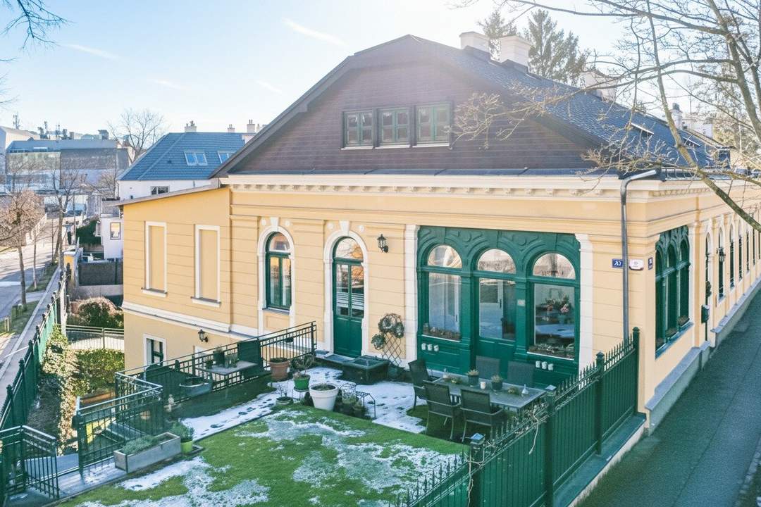 Ein Anwesen – viele Möglichkeiten: Sanierte Jahrhundertwendevilla mit Indoorpool für luxuriöses Wohnen und Arbeiten