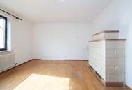 Charmantes Zweifamilienhaus mit traumhaftem Garten und Garage in Christkindl