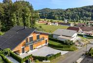 Elegantes Wohnen im Grünen! Neuwertiges Dreifamilienhaus in erhöhter Ruhelage